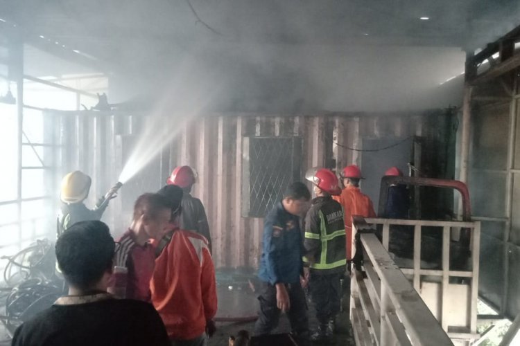 5 Unit Armada Dikerahkan untuk Menjinakkan Api di Medan Labuhan