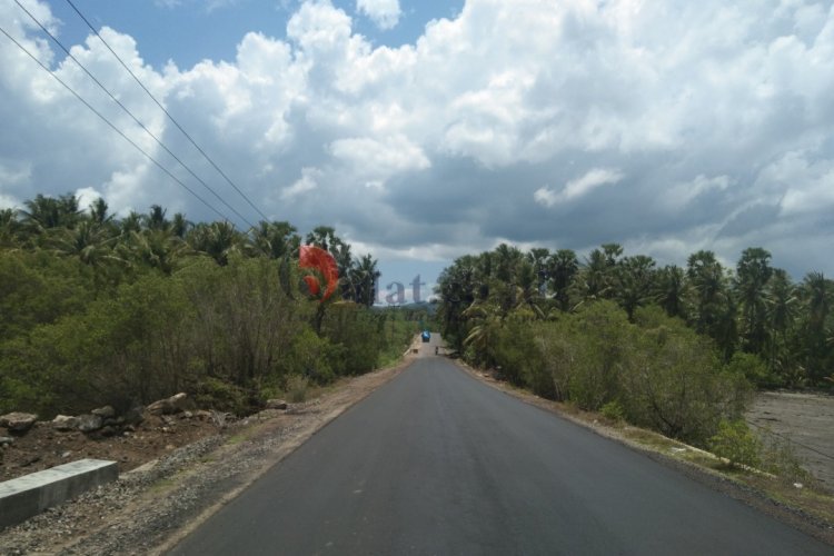 Masyarakat Lembata Mulai Menikmati Jalan Hotmix