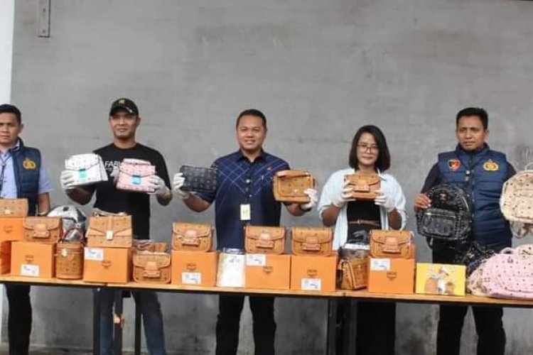 Diduga Palsu, Polisi Sita Barang Bermerek MCM
