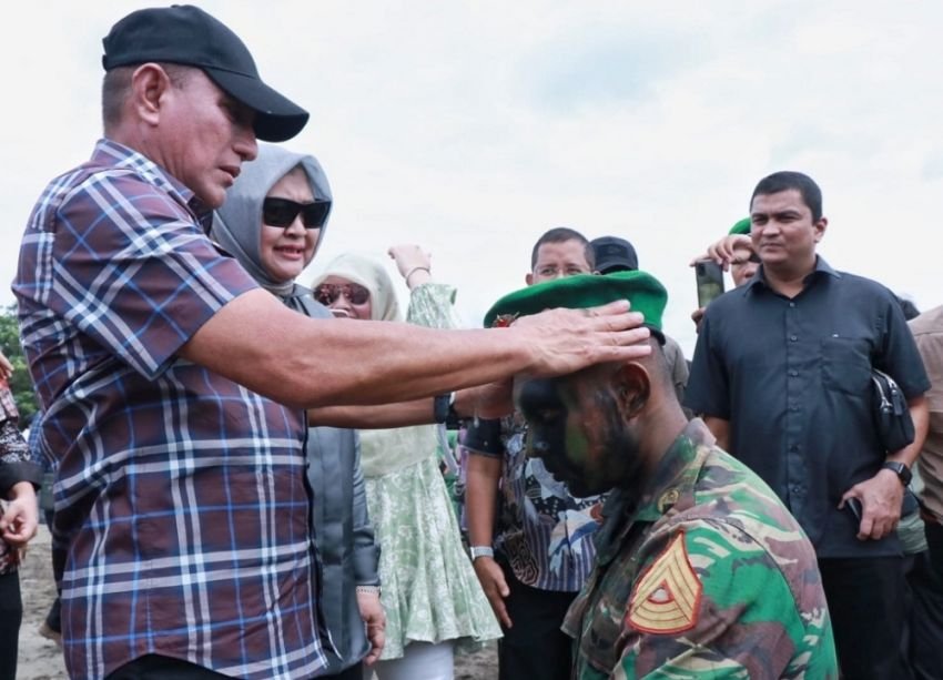 Edy Rahmayadi Pakaikan Baret kepada Putranya Taruna TNI Gilang Prasetya