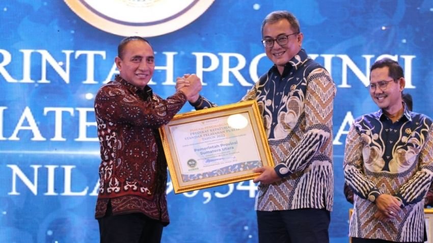 Edy Rahmayadi Terima Penghargaan Predikat Kepatuhan Standar Pelayanan Publik dari Ombudsman