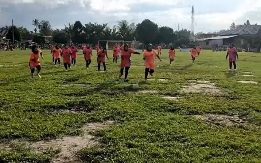 Demam Piala Dunia, Emak-emak Desa Sidomulyo Binjai Gelar Pertandingan Bola Kaki