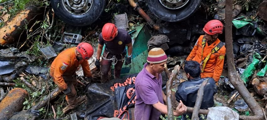 Jenazah Supir Truk CPO yang Terjun ke Jurang di Karo Berhasil Dievakuasi