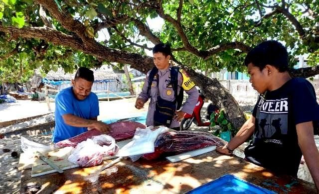 Jaga Ekosistem Laut, Bhabinkamtibmas Polres Flotim Larang Nelayan Gunakan Peledak