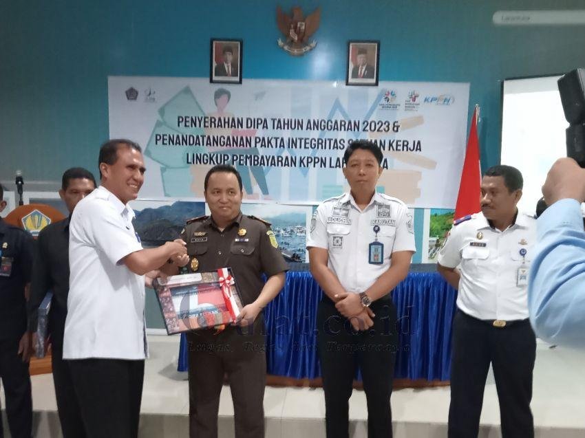 KPPN Larantuka Serahkan DIPA 2023 dan Penandatangan Pakta Integritas Satker