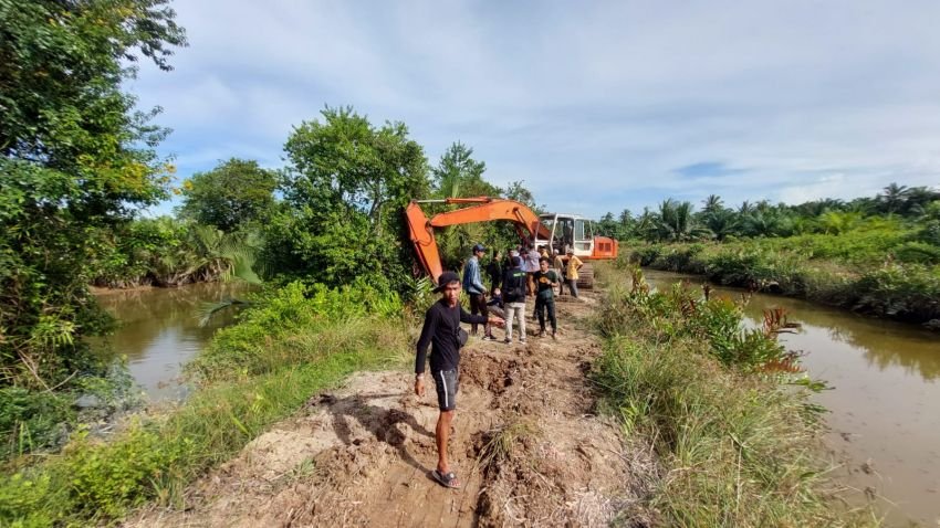 Evakuasi Eksavator yang Merusak Kawasan Hutan Mangrove, Warga Ancam Bakar Perahu Ponton Petugas Kehutanan