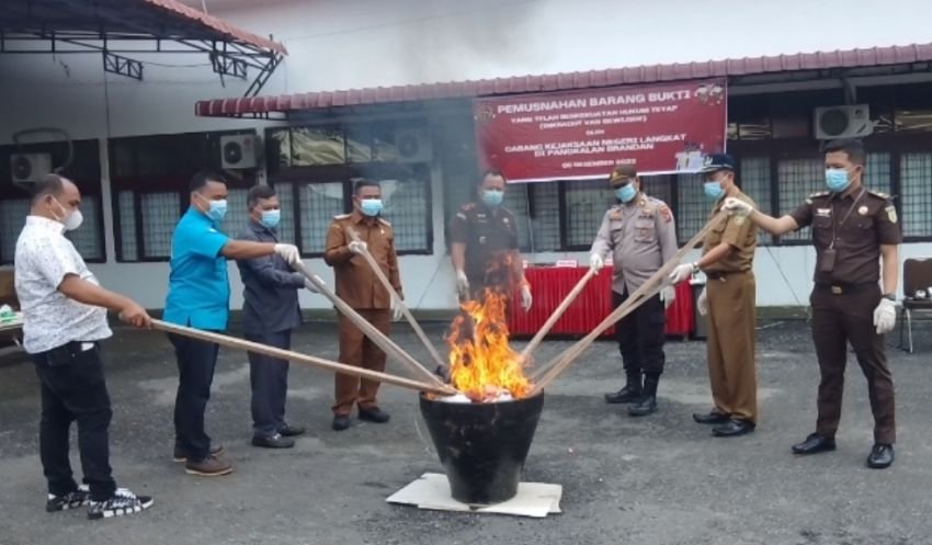 Kejari Cabang Brandan Musnahkan Barang Bukti dari 86 Perkara