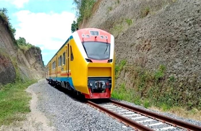 Kereta Api Pertama di Sulawesi Sudah Beroperasi