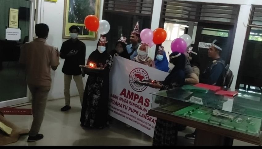 Warga Hadiahkan Potongan Hotmix Simbol Bobroknya Kinerja Dinas PUPR Langkat