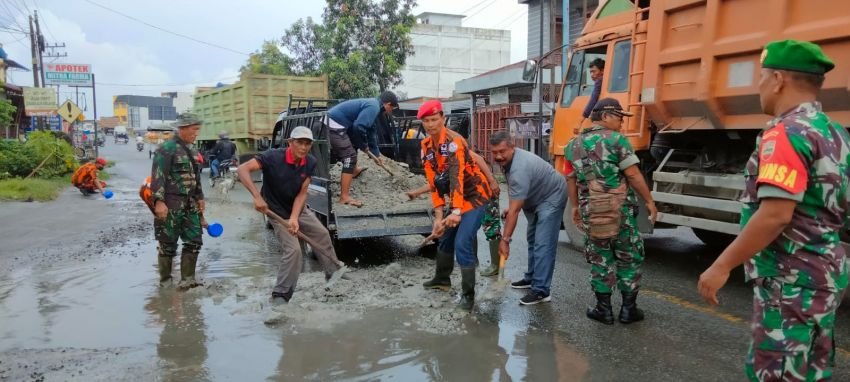 Secara Swadaya, Warga Sei Rampah Tambal Jalinsum Antisipasi Kecelakaan