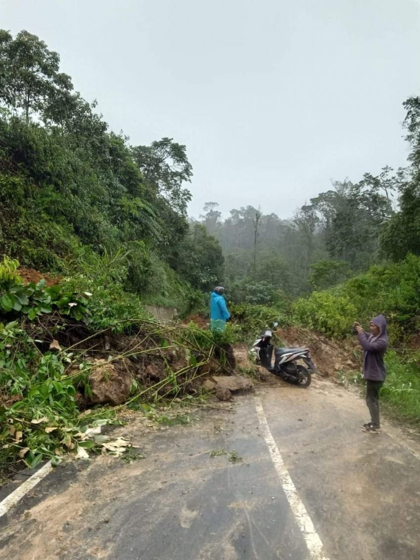 Jalan Karo-Langkat Putus Akibat Longsor