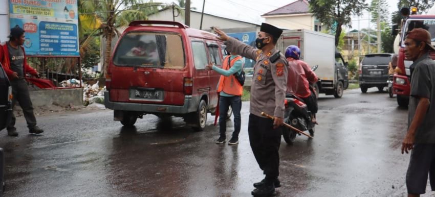 Atasi Kemacetan, Kapolres Langkat Turun Langsung Melakukan Pengaturan Jalan