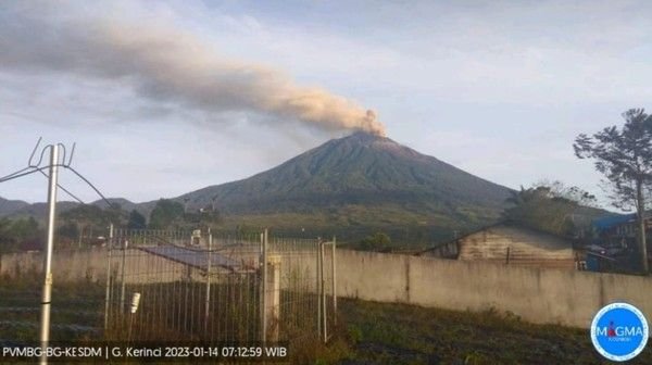 Muntahkan Abu Setinggi 750 Meter ke Arah Sumbar, Gunung Kerinci Berstatus Waspada