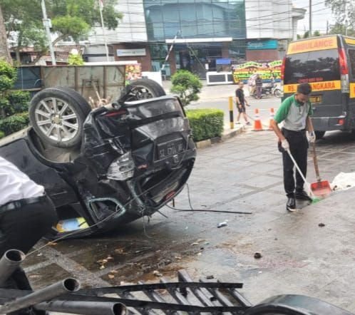 Hilang Kendali, Mobil Honda Jazz Tabrak Pagar dan Pengemudi Tewas