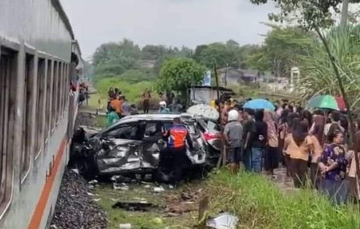 Kereta Api Sri Bilah Tabrak Mobil Minibus di  Labuhanbatu