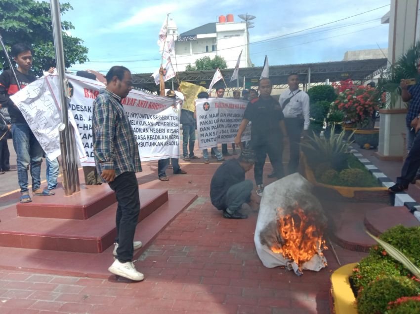 LSM Bara Api dan PMPRI Tuntut Kajari Asahan Mundur