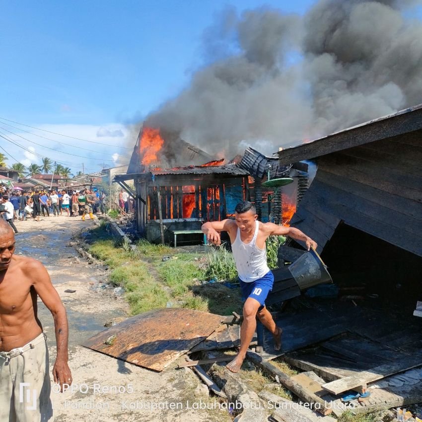 Lima Unit Rumah Ludes Terbakar di Sei Berombang, Kapolsek Panai Hilir: Penyebab Kebakaran Masih Dalam Lidik