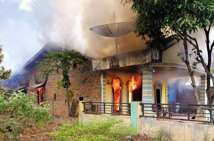 Ditinggal Pemiliknya Jualan, Rumah di Lau Baleng Ludes Terbakar