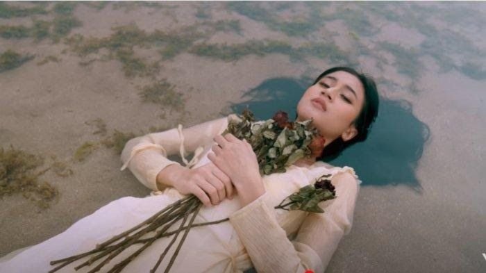 Chord Gitar dan Lirik Lagu Tak Ingin Usai oleh Keisya Levronka, Berdiri Ku Memutar Waktu