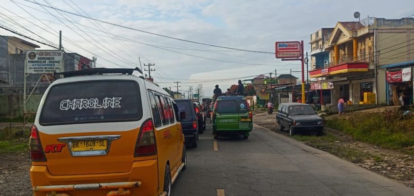 Macet Semakin Parah, Jarak Tempuh Berastagi ke Kabanjahe Satu Jam