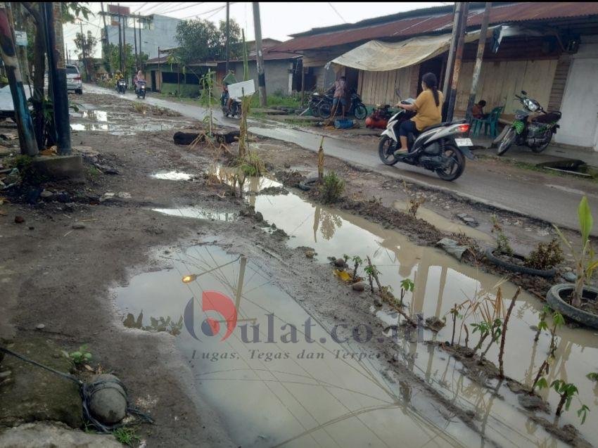 Alamak! Hujan Turun, Jalan Menteng II Berlumpur Seperti Kubangan Kerbau