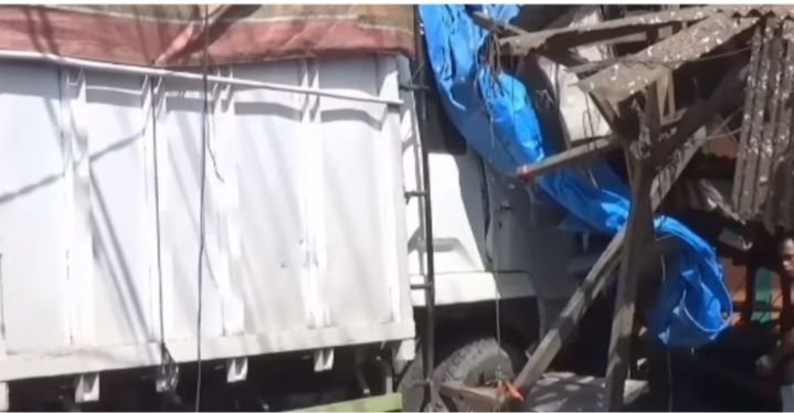 Diduga Rem Blong, Truk di Labuhanbatu Tabrak 7 Kendaraan dan 2 Lapak Pedagang