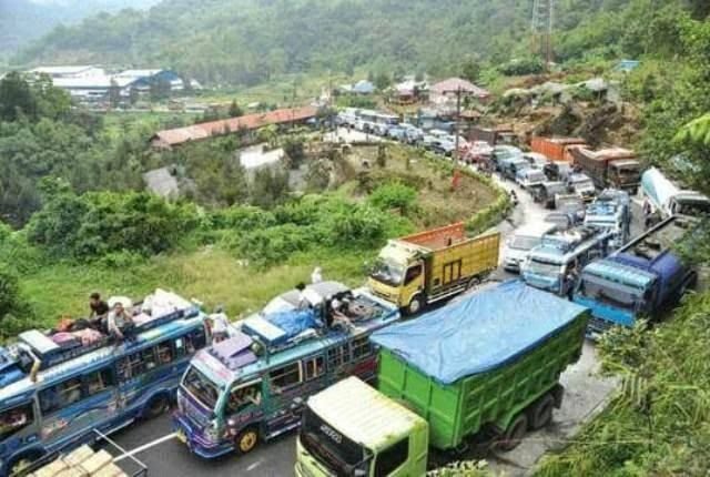 Jalan Berastagi Sering Macet, Masyarakat: Harus Tahan Emosi