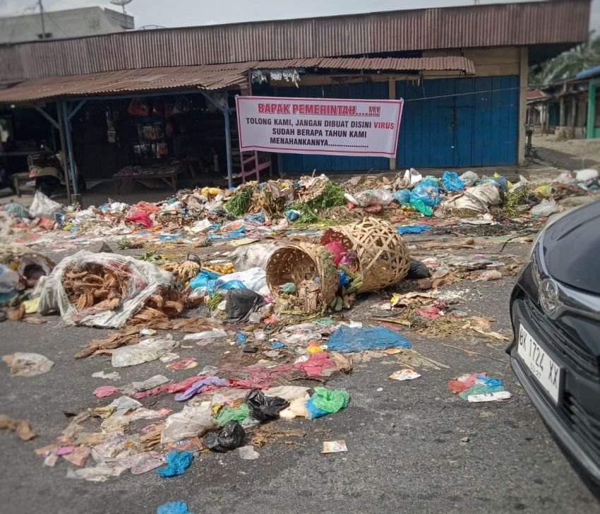 Sampah di Kawasan Jalinsum Labuhanbatu Buat Jalan Macet dan Menyebarkan Aroma Tak Sedap