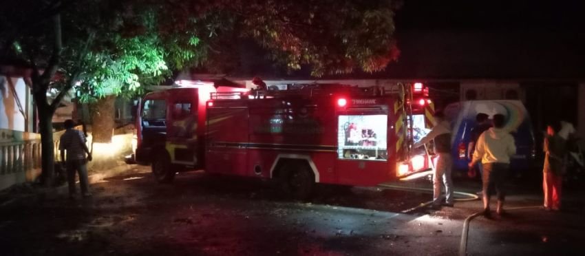 Diduga Asal Api dari Tiang Telepon, Kantor Perpustakaan di Madina Terbakar