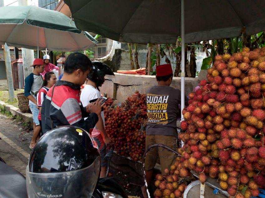 Fantastis, Riswanto Penjual Buah Rambutan di Pinggir Jalan Raup Omzet Puluhan Juta Dalam Sehari