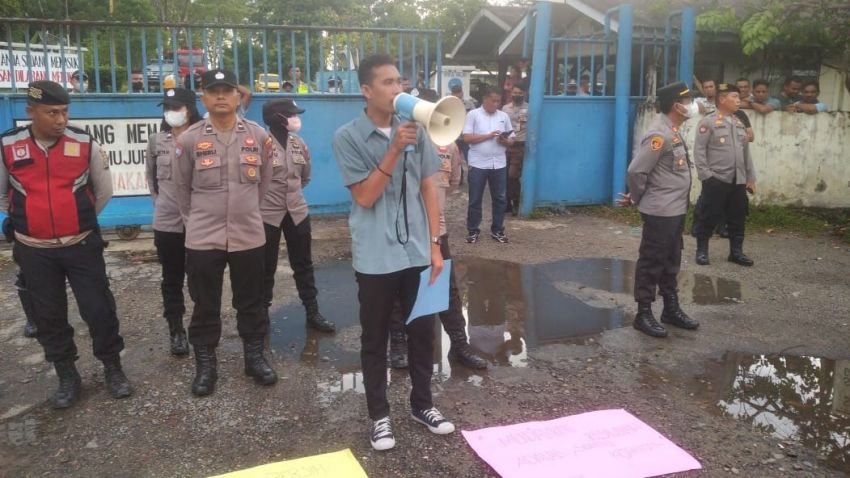 Diduga Mencemari Lingkungan, Aliansi Mahasiswa dan Pemuda Demo PT Mujur Timber