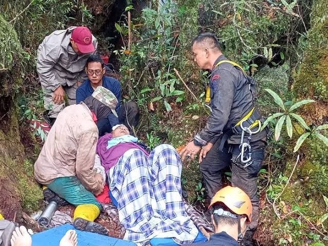 Menegangkan, Kapolda Jambi dan Seluruh Crew Berhasil Dievakuasi