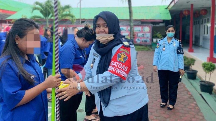 Jaga Sanitasi Lingkungan, Rutan Perempuan Medan Bagikan Sarpas Kebersihan
