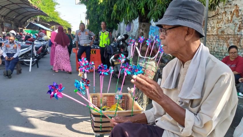 Semangat Berusaha Pedagang Mainan di ALun-alun Pemalang Walau Diusia Senja