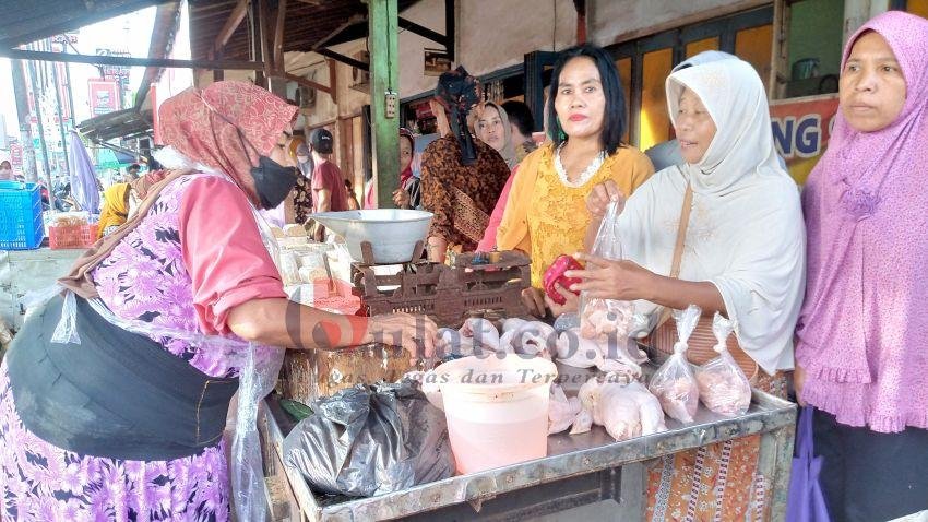 Meski Harga Daging Ayam Mahal Warga Tetap Antri Membeli