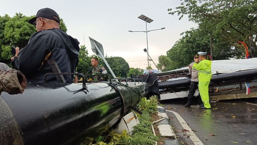 Empat Penumpang Mobil Tertimpa Papan Reklame, Dua Alami Luka