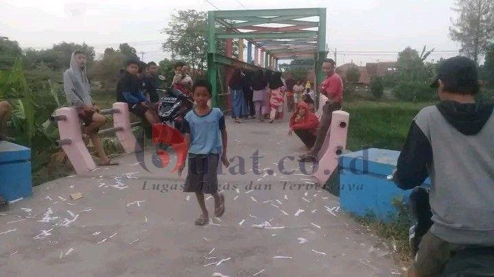 Jembatan Pelangi di Pemalang Terlihat Kotor, Berserakan Kertas Bekas Ledakan Petasan
