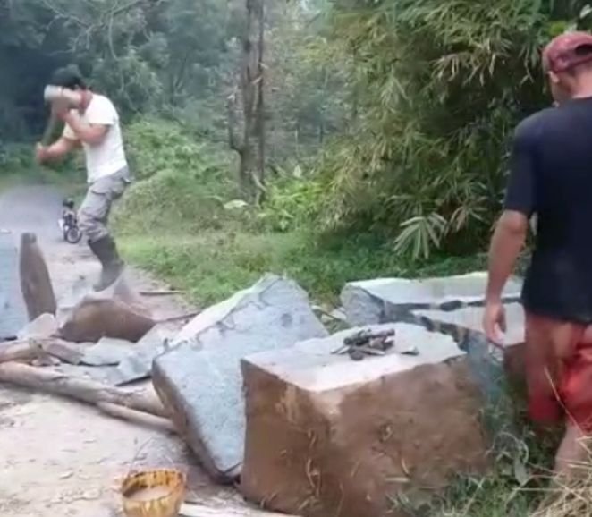 Batu Sebesar Gajah Hadang Pengendara Jalan