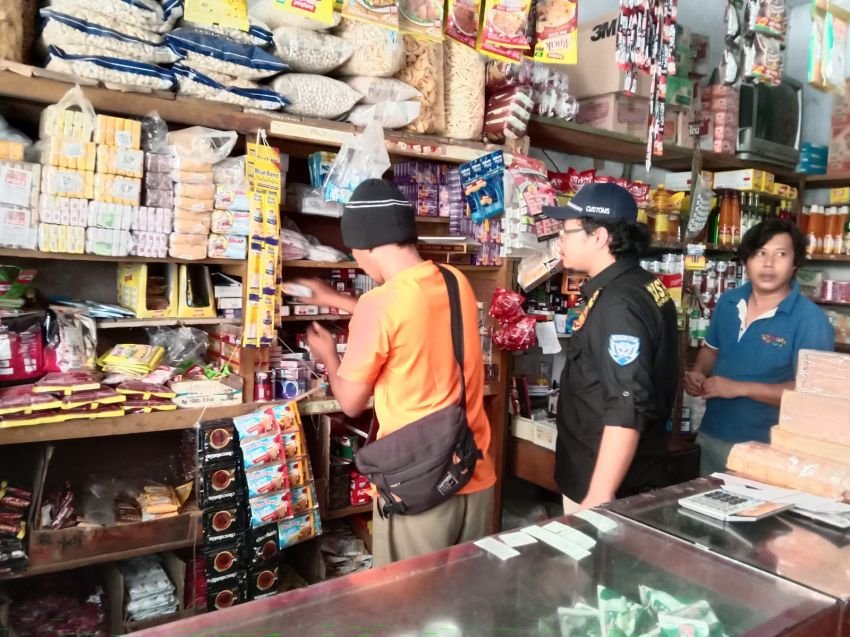 Tim Gabungan Bea cukai dan Satpol PP Geledah Toko Rokok Tanpa Cukai di Pemalang