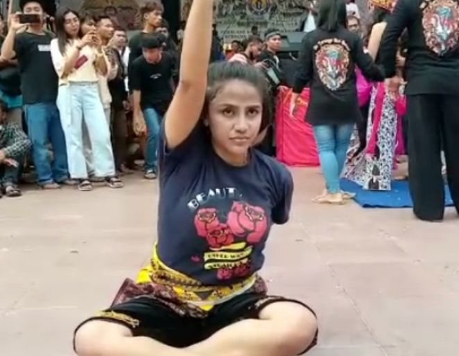 Wanita Cantik Berwajah Indo Jerman Jadi Pawang Kuda Lumping di Pemalang