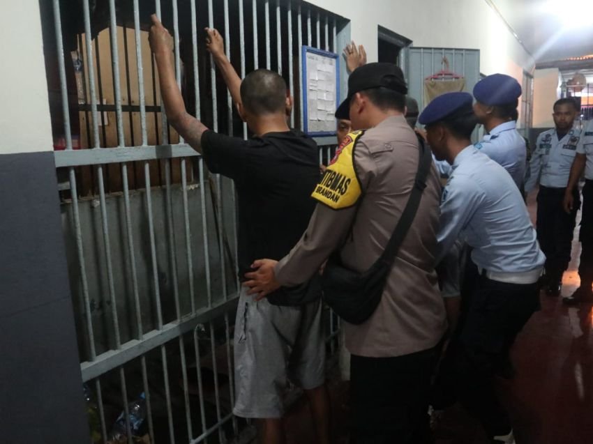 Senjata Tajam Rakitan Ditemukan Petugas Gabungan Saat Razia Blok Hunian Rutan di Langkat