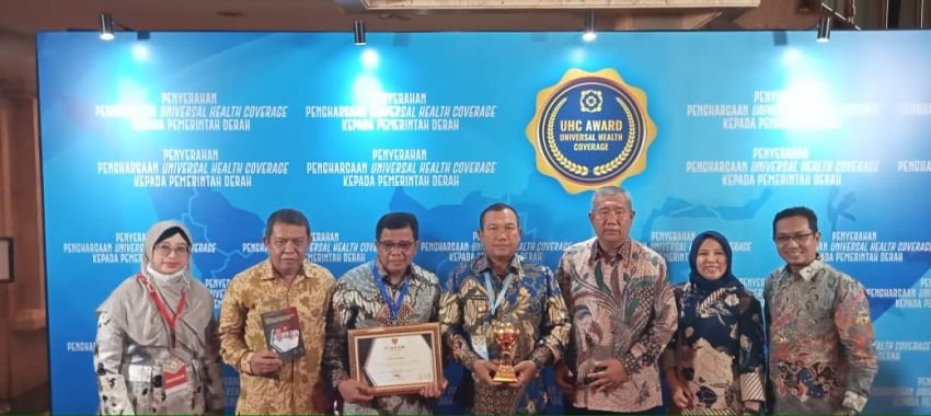Wali Kota Sibolga Terima UHC Award 2023