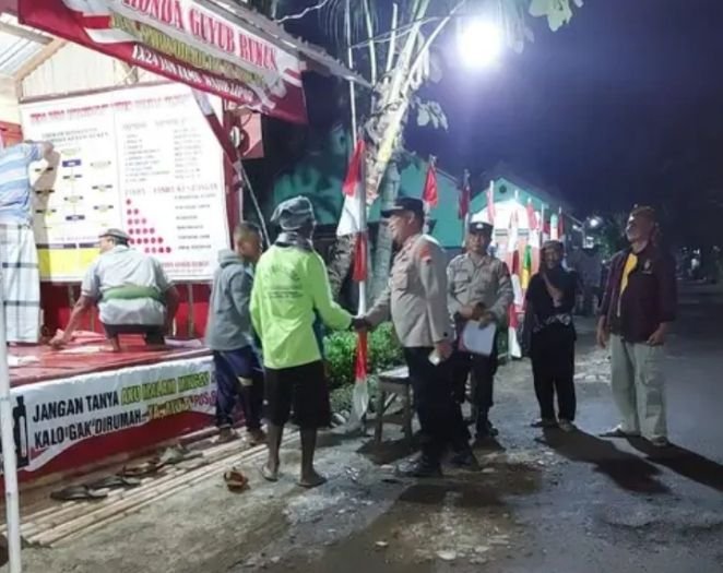 Wow Kapolsek Ikut Keliling Bangunkan Saur Warga