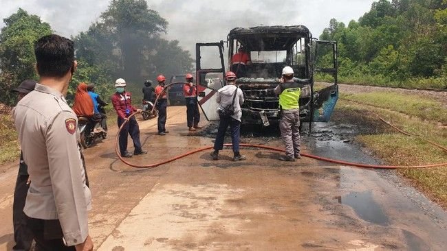 Bus ALS Hangus Terbakar di Jalan Lintas Bukit Tinggi-Medan