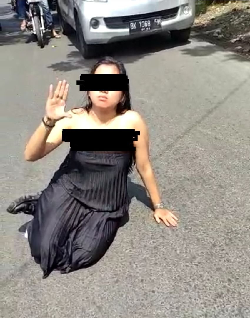 Viral, Diduga Stres, Seorang Wanita Cantik Berbaju Hitam di Jalan Turi Menari