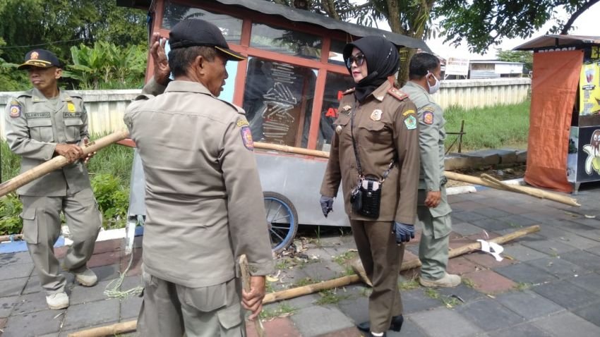 PKL Langgar Rumija, Puluhan Gerobak Diamankan Petugas Satpol PP Pamekasan
