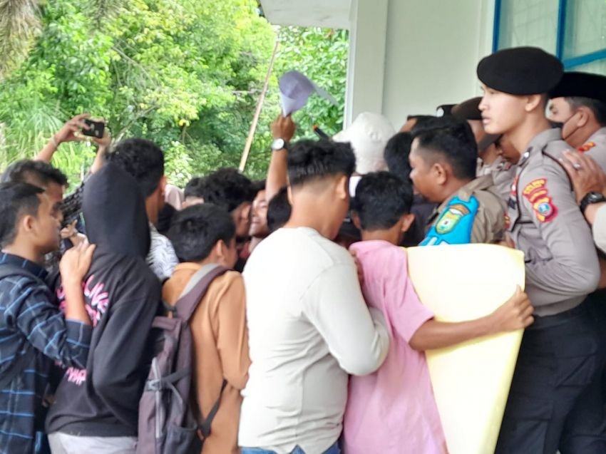 Truk Over Kapasitas Sering Melintas, Mahasiswa Unjuk Rasa di Kantor Dishub Madina