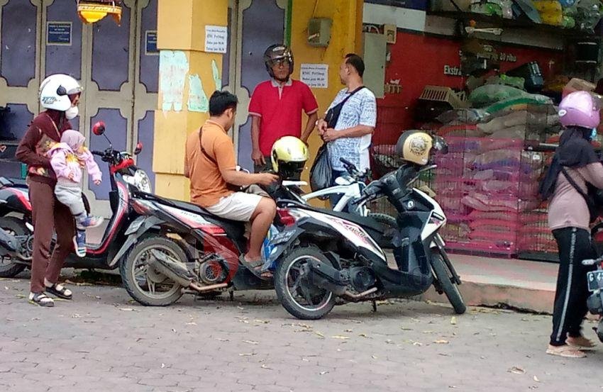 Toko Makanan Kucing Ramai Diserbu Pembeli Jelang Berbuka