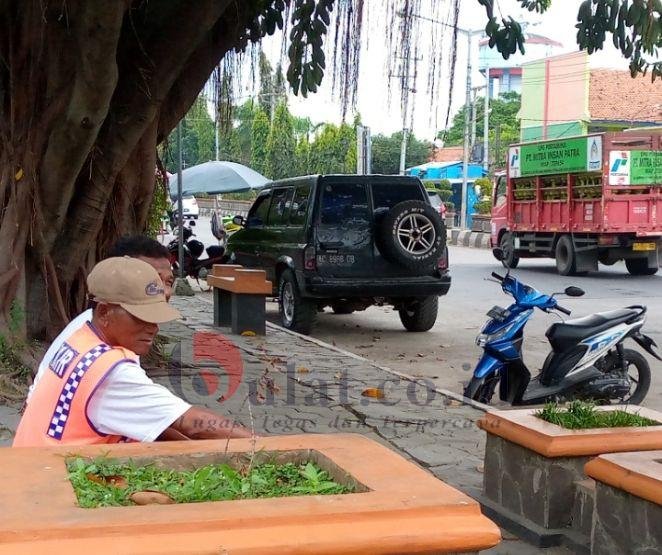 Terciduk Kamera Wartawan Juru Parkir Melamun Sepinya Parkiran Kendaraan di Bulan Ramadan