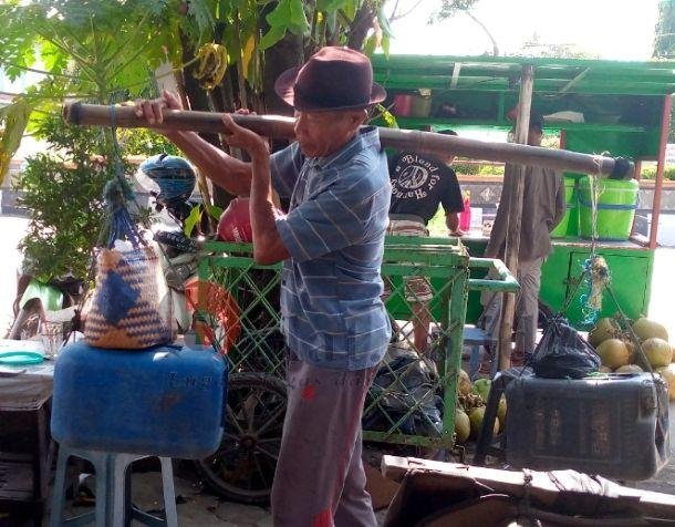 Kakek 73 Tahun Masih Mampu Pikul Beban 50 kg dan Berjalan Jauh Setiap Hari, Simak Rahasianya